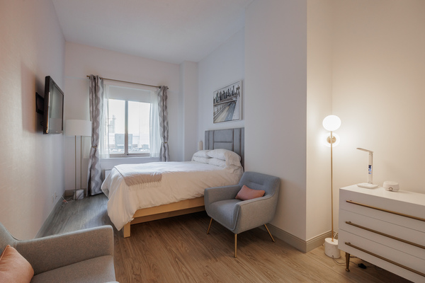 Studio Queen Photo 1